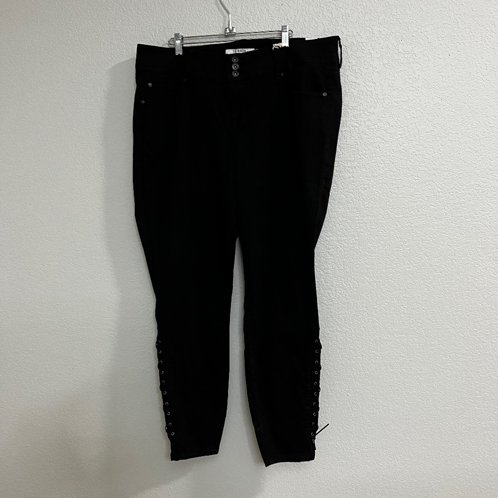 NWT Torrid Lace Up Leggings